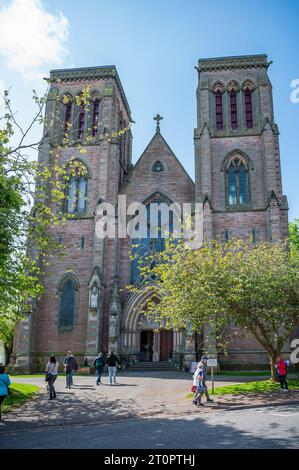 Cathédrale d'Inverness avec touristes et rue devant, plan vertical, Écosse Banque D'Images