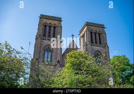 Tour de l'église de la cathédrale d'Inverness avec des arbres à l'avant, vue à faible angle, Écosse Banque D'Images