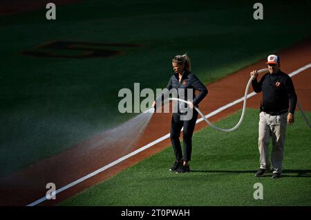 Baltimore, États-Unis. 08 octobre 2023. Les gardiens de sol arrosent les lignes de base sur le terrain avant le début du deuxième match d'une série de division de la Ligue américaine MLB entre les Orioles de Baltimore et les Rangers du Texas à Oriole Park à Camden yards à Baltimore le dimanche 8 octobre 2023. Photo Tasos Katopodis/UPI crédit : UPI/Alamy Live News Banque D'Images