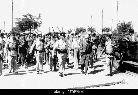 Revolta dos Marinheiros de 1936 [révolte navale de 1936] le 8 septembre 1936, les équipages de l'Afonso de Albuquerque et du destroyer Dão se mutinent alors qu'ils sont ancrés dans le port de Lisbonne, déclarant leur solidarité avec la République espagnole. La mutinerie fut rapidement annulée avec les deux bateaux échoués par l'artillerie côtière alors qu'ils tentaient de quitter le port. La photographie montre des mutins arrêtés par les forces gouvernementales, plus tard 238 ont été déportés au camp de concentration de Tarrafal au Cap-Vert. Banque D'Images