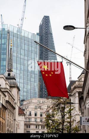 Drapeau chinois flottant à l'extérieur de la Banque de Chine, à Lothbury, Londres, Royaume-Uni, avec le quartier financier de British City au-delà. République populaire de Chine Banque D'Images