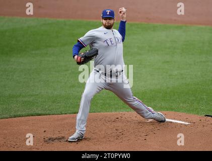 Baltimore, États-Unis. 08 octobre 2023. Le lanceur de départ Jordan Montgomery des Texas Rangers lance la première manche contre les Orioles de Baltimore à Oriole Park à Camden yards à Baltimore le dimanche 8 octobre 2023. Photo Tasos Katopodis/UPI crédit : UPI/Alamy Live News Banque D'Images