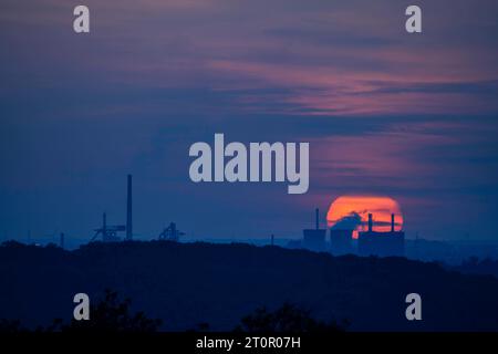 Sonnenuntergang über dem westlichen Ruhrgebiet, das Hüttenwerk Krupp Mannesmann, HKM im Süden von Duisburg, Hochöfen, NRW, Deutschland Industriekulisse *** coucher de soleil sur la région occidentale de la Ruhr, le Hüttenwerk Krupp Mannesmann, HKM dans le sud de Duisburg, hauts fourneaux, NRW, Allemagne paysage industriel Credit : o/Alamy Live News Banque D'Images