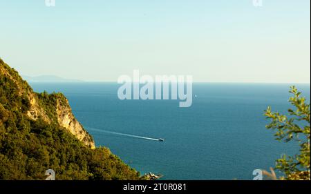 Mer bleue et montagnes vertes contre ciel bleu. Budva. Seoce. Voilier et yacht naviguant sur la mer Adriatique. Octobre au Monténégro. Banque D'Images