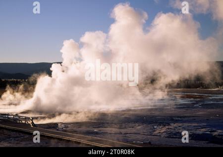 Clepsydre Geyser at Fountain Paint Pot, parc national de Yellowstone, Wyoming Banque D'Images