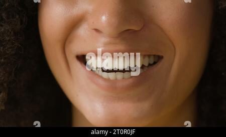 Close up lèvres féminines méconnaissable visage de beauté de femme en détails blanc sain sourire toothy soins dentaires heureux rire fille afro-américaine ethnique Banque D'Images