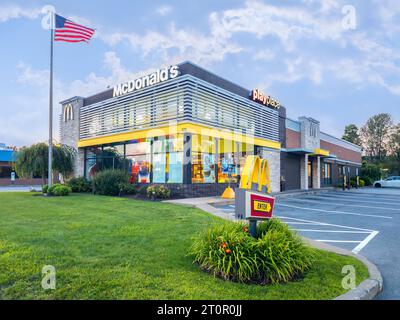 Whitesboro, New York - 9 août 2023 : vue rapprochée du paysage de l'extérieur du bâtiment McDonald's avec drapeau américain à l'avant. Banque D'Images