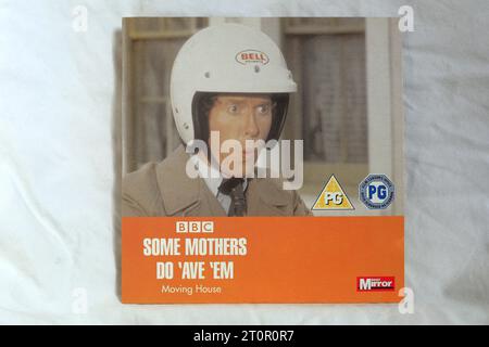 Certaines mères font 'Ave 'EM - Moving House DVD dans un étui à cartes - Daily Mirror promotionnel. Sur fond clair Banque D'Images