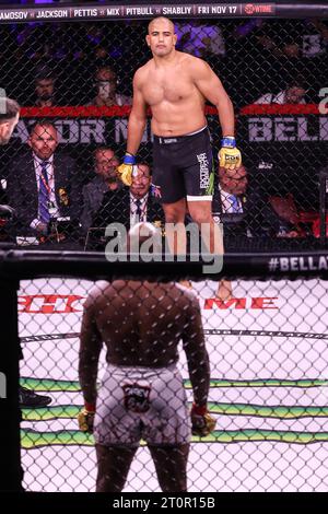 San Diego, Californie. 7 octobre 2023. Le poids lourd Slim Trabelsi attend son adversaire avant le début de son combat lors de l’épreuve Bellator 300 au Pechanga Arena le 7 octobre 2023 à San Diego, CA. Christopher Trim/CSM/Alamy Live News Banque D'Images