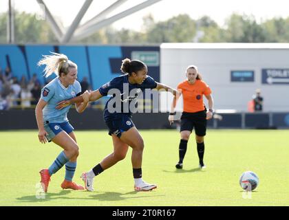 Manchester, Royaume-Uni. 8 octobre 2023. Lauren Hemp de Manchester City tire le bras de Lauren James de Chelsea avec des pistes pour qu'elle soit envoyée pour un deuxième carton jaune lors du match de la Barclays FA Women's Super League à l'Academy Stadium, Manchester. Le crédit photo devrait être : Gary Oakley/Sportimage crédit : Sportimage Ltd/Alamy Live News Banque D'Images