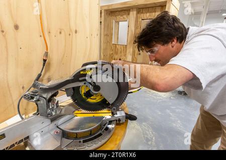 Detroit, Michigan - les apprentis charpentiers et les mécaniciens apprennent des compétences professionnelles au centre de formation du Michigan Regional Council of Carpenters and Millwrights Banque D'Images