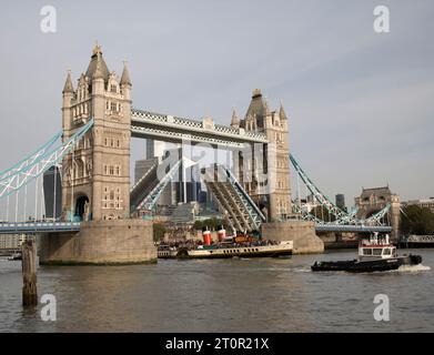 Tower Bridge surélevé pour Vintage Paddle Steamer Waverley Banque D'Images