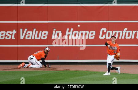 Baltimore, États-Unis. 08 octobre 2023. Cedric Mullins (à droite), le joueur du centre des Orioles de Baltimore, se classe deuxième après un entraînement en ligne des Texas Rangers Leody Taveras dans la deuxième manche du deuxième match de la série MLB American League Division à Oriole Park à Camden yards à Baltimore le dimanche 8 octobre 2023. Les Rangers en ont marqué deux sur le double par Taveras. Photo Tasos Katopodis/UPI crédit : UPI/Alamy Live News Banque D'Images