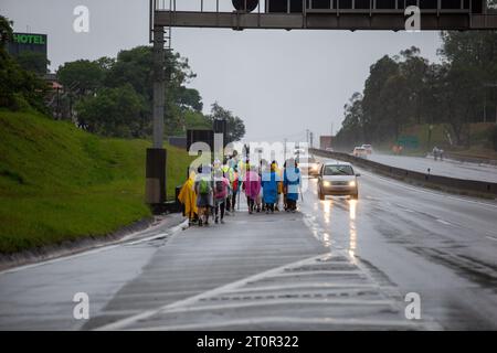 Sao Paulo, Sao Paulo, Brésil. 8 octobre 2023. Des milliers de dévots de notre-Dame d'Aparecida voyageant le long de l'autoroute Presidente Dutra, marchant plus de 200 kilomètres pour célébrer le 12 octobre, qui est le jour du Saint patron du Brésil (image de crédit : © Wagner Vilas / ZUMA Press Wire) USAGE ÉDITORIAL SEULEMENT! Non destiné à UN USAGE commercial ! Banque D'Images