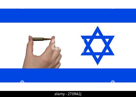 Une cartouche de fusil dans une main sur le fond du drapeau israélien. Conflit militaire en Israël. Terreur des civils Banque D'Images