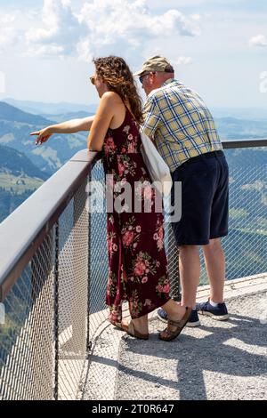 Une jeune femme et un homme plus âgé apprécient la vue depuis la montagne Hoher Kasten dans les Alpes Appenzell près de Altstätten, St. Gallen, Suisse. Banque D'Images