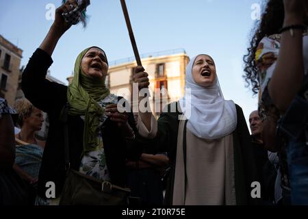 Barcelone, Espagne. 08 octobre 2023. Les femmes musulmanes crient des slogans lors d'une manifestation. Environ 100 personnes se sont rassemblées sur la Plaza Sant Jaume de Barcelone dimanche 8 octobre pour réclamer les droits des Palestiniens et dénoncer l'apartheid israélien. Crédit : SOPA Images Limited/Alamy Live News Banque D'Images