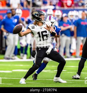 LONDRES, ROYAUME-UNI. 08 octobre 23. Trevor Lawrence de Jaguars en action lors de la NFL 2023 London Series - Jacksonville Jaguars vs Buffalo Bills au Tottenham Hotspur Stadium le dimanche 08 octobre 2023. LONDRES ANGLETERRE. Crédit : Taka G Wu/Alamy Live News Banque D'Images