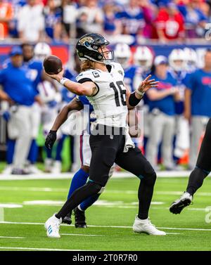 LONDRES, ROYAUME-UNI. 08 octobre 23. Trevor Lawrence de Jaguars en action lors de la NFL 2023 London Series - Jacksonville Jaguars vs Buffalo Bills au Tottenham Hotspur Stadium le dimanche 08 octobre 2023. LONDRES ANGLETERRE. Crédit : Taka G Wu/Alamy Live News Banque D'Images