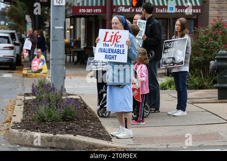 Bloomsburg, États-Unis. 08 octobre 2023. Les manifestants anti-avortement placardent des pancartes sur la place du marché pendant le dimanche annuel de la chaîne de vie. Crédit : SOPA Images Limited/Alamy Live News Banque D'Images