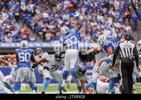 Indianapolis, Indiana, États-Unis. 8 octobre 2023. Indianapolis Colts Defensive Tackle Eric Johnson II (93) tente de bloquer une tentative de field goal pendant le match entre les Titans du Tennessee et les Colts d'Indianapolis au Lucas Oil Stadium, Indianapolis, Indiana. (Image de crédit : © Scott Stuart/ZUMA Press Wire) USAGE ÉDITORIAL SEULEMENT! Non destiné à UN USAGE commercial ! Crédit : ZUMA Press, Inc./Alamy Live News Banque D'Images