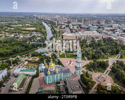 Le panorama aérien de Tambov, la ville dans le sud de la Russie, avec la rivière TSNA, le pont, la cathédrale orthodoxe Spaso-Preobrazhenskiy, le parc an Banque D'Images
