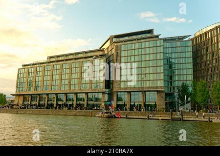 AMSTERDAM, PAYS-BAS - 24 août 2023 : Amsterdam est la capitale des pays-Bas, connue pour son patrimoine artistique, son système de canaux élaboré et son Hou étroit Banque D'Images