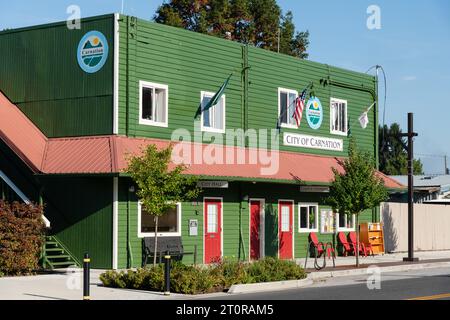 Carnation, WA, États-Unis - 8 octobre 2023 ; City of Carnation immeuble de bureaux en bois vert avec auvent rouge enveloppé Banque D'Images