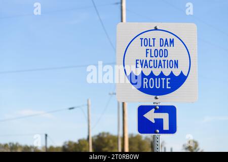 Carnation, WA, États-Unis - 8 octobre 2023 ; panneau avec flèche de direction pour Tolt Dam Flood Evacuation route à Carnation Banque D'Images