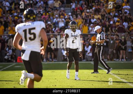 Le quarterback des Colorado Buffaloes, Shedeur Sanders (2), quitte le terrain avec ses coéquipiers après une possession dans le premier quart-temps d'un footb universitaire de la NCAA Banque D'Images