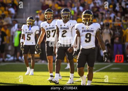 Le quarterback des Colorado Buffaloes, Shedeur Sanders (2), quitte le terrain avec ses coéquipiers après une possession dans le premier quart-temps d'un footb universitaire de la NCAA Banque D'Images