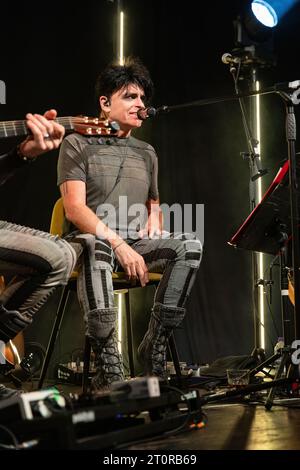 Newcastle, Royaume-Uni - Gary Numan interprète un set acoustique lors de la première soirée de sa tournée au Royaume-Uni à Wylam Brewery, Newcastle upon Tyne, le dimanche 8 octobre 2023. Crédit photo : Jill O'Donnell/Alamy Live News Banque D'Images