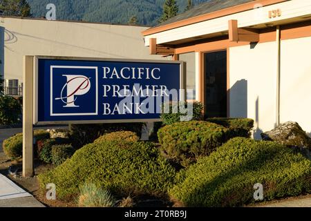 North Bend, WA, États-Unis - 8 octobre 2023 ; Inscrivez-vous dans la zone paysagée de Pacific Premier Bank à North Bend Washington Banque D'Images