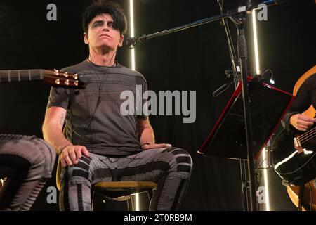 Newcastle, Royaume-Uni - Gary Numan interprète un set acoustique lors de la première soirée de sa tournée au Royaume-Uni à Wylam Brewery, Newcastle upon Tyne, le dimanche 8 octobre 2023. Crédit photo : Jill O'Donnell/Alamy Live News Banque D'Images