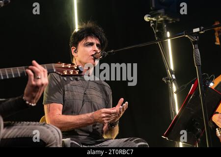 Newcastle, Royaume-Uni - Gary Numan interprète un set acoustique lors de la première soirée de sa tournée au Royaume-Uni à Wylam Brewery, Newcastle upon Tyne, le dimanche 8 octobre 2023. Crédit photo : Jill O'Donnell/Alamy Live News Banque D'Images