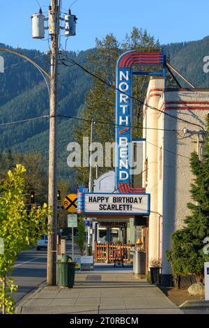 North Bend, WA, États-Unis - 8 octobre 2023 ; vue sur le trottoir du petit cinéma classique North Bend avec signalisation Banque D'Images