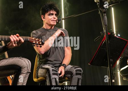 Newcastle, Royaume-Uni - Gary Numan interprète un set acoustique lors de la première soirée de sa tournée au Royaume-Uni à Wylam Brewery, Newcastle upon Tyne, le dimanche 8 octobre 2023. Crédit photo : Jill O'Donnell/Alamy Live News Banque D'Images