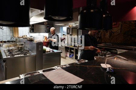 Hambourg, Allemagne. 07 octobre 2023. Vue sur la cuisine ouverte dans le bar alimentaire thaïlandais 'Jing Jing'. Les lieux de vie nocturne de Hambourg, Berlin, Vienne, Bâle, Munich et Francfort-sur-le-main comptent parmi les lauréats des Mixology Bar Awards pour l’année 2024. Le bar alimentaire thaïlandais « Jing Jing » à Hambourg - non loin du Schanze, dans une petite zone industrielle - a été nommé « Nouveau bar de l'année ». Crédit : Marcus Brandt/dpa/Alamy Live News Banque D'Images