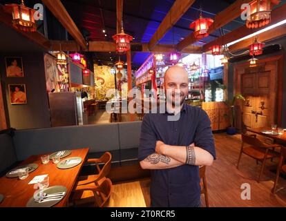 Hambourg, Allemagne. 07 octobre 2023. Florian Voß, directeur du restaurant du bar alimentaire thaïlandais « Jing Jing ». Les lieux de vie nocturne de Hambourg, Berlin, Vienne, Bâle, Munich et Francfort-sur-le-main comptent parmi les lauréats des Mixology Bar Awards pour l’année 2024. Le bar alimentaire thaïlandais « Jing Jing » à Hambourg - non loin du Schanze, dans une petite zone industrielle - a été nommé « Nouveau bar de l'année ». Crédit : Marcus Brandt/dpa/Alamy Live News Banque D'Images