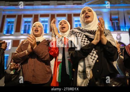 Madrid, Espagne. 08 octobre 2023. Des palestiniennes chantent des slogans lors d'une manifestation à la Puerta del sol de Madrid. Les Palestiniens résidant à Madrid se sont rassemblés sur la façade du siège de la présidence de la Communauté de Madrid pour protester contre le gouvernement pour allumer les lumières aux couleurs du drapeau israélien en signe de solidarité avec le peuple israélien après les attentats terroristes ces jours-ci. (Photo de David Canales/SOPA Images/Sipa USA) crédit : SIPA USA/Alamy Live News Banque D'Images