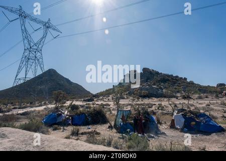 San Diego, États-Unis. 06 octobre 2023. Les migrants attendent dans le désert près de Jacumba Hot Springs pour le traitement de l'immigration. Les migrants traversent la frontière par des lacunes dans le mur frontalier et marchent à travers le désert jusqu’à la zone d’attente. Des migrants rapportent avoir attendu des jours avec de la nourriture et de l’eau fournies par des groupes de bénévoles, 6 octobre 2023. **PAS DE VENTES À SAN DIEGO-SAN DIEGO OUT** crédit : SIPA USA/Alamy Live News Banque D'Images