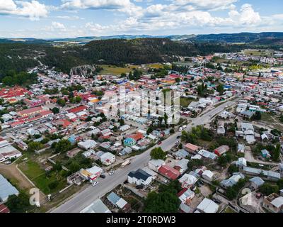 La vue aérienne capture le village pittoresque de Creel, bercé par les bras embrassants de la Sierra Tarahumara à Chihuahua, au Mexique, dévoilant un mélange o Banque D'Images