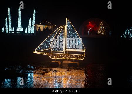 Navire de Noël fait de guirlandes brillantes dans l'obscurité.installations de Noël de guirlandes.paysage de rue chatoyant Banque D'Images