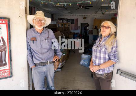 San Diego, États-Unis. 06 octobre 2023. Sam Schulz et sa femme Gabrielle, du groupe d’entraide Border Kindness, nourrissent et habillent les migrants qui attendent dans le désert près des sources thermales de Jacumba, pour le traitement de l’immigration, le 6 octobre 2023. **PAS DE VENTES À SAN DIEGO-SAN DIEGO OUT** crédit : SIPA USA/Alamy Live News Banque D'Images