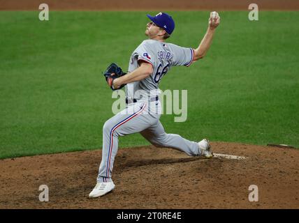 Baltimore, États-Unis. 08 octobre 2023. Le lanceur de secours des Texas Rangers Josh Sborz lance contre les Orioles de Baltimore dans la huitième manche du deuxième match de la série MLB American League Division à Oriole Park à Camden yards à Baltimore le dimanche 8 octobre 2023. Photo Tasos Katopodis/UPI crédit : UPI/Alamy Live News Banque D'Images