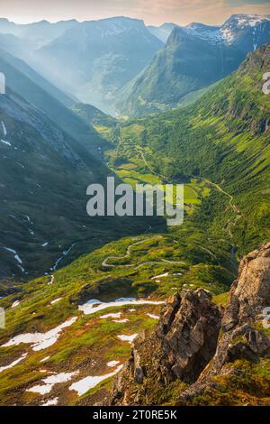 La belle vue depuis le plus haut point de vue du fjord d'Europe par la route, Dalsnibba, Norvège, surplombe la ville de Geiranger depuis le Skywalk, à 1500 mètres abo Banque D'Images