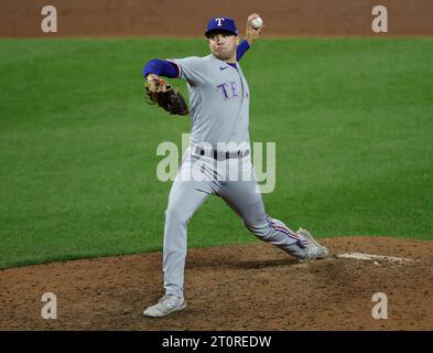 Baltimore, États-Unis. 08 octobre 2023. Le lanceur de secours des Texas Rangers Brock Burke lance en neuvième manche contre les Orioles de Baltimore dans le deuxième match d'une série de division de la Ligue américaine MLB à Oriole Park à Camden yards à Baltimore le dimanche 8 octobre 2023. Photo Tasos Katopodis/UPI crédit : UPI/Alamy Live News Banque D'Images