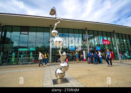 Sculpture à l'extérieur de la gare SNCF d'Annecy. Vue urbaine depuis la gare d'Annecy, la Gare d'Annecy est une gare ferroviaire située à Annecy, en haute-Savoie, au sud Banque D'Images