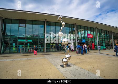 Sculpture à l'extérieur de la gare SNCF d'Annecy. Vue urbaine depuis la gare d'Annecy, la Gare d'Annecy est une gare ferroviaire située à Annecy, en haute-Savoie, au sud Banque D'Images