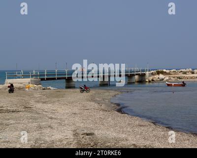 Pont en métal et en bois vers le port de Small à on Roda Beach, Corfou, Grèce 2009 Banque D'Images